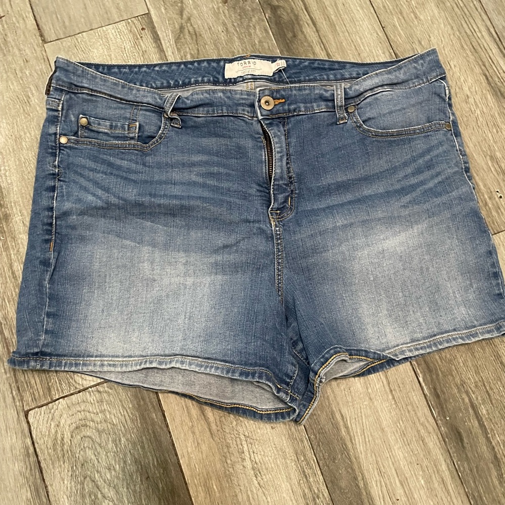 Torrid stretch Denim High waist shorts
Women’s 22
Medium wash